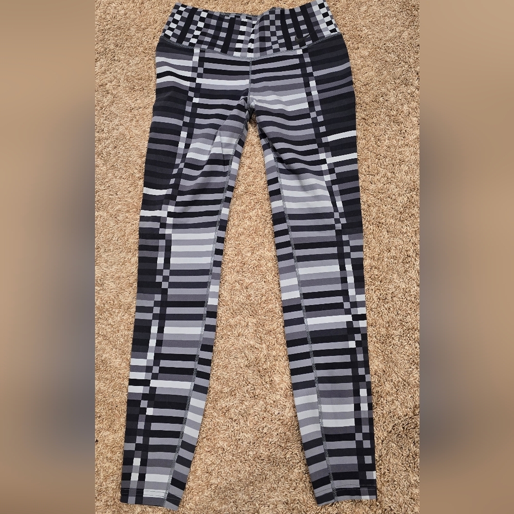Nike Women's Black and Gray Patterned Leggings
